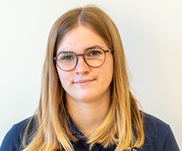 Portr&auml;t einer jungen Frau mit Brille und langem blondem Haar