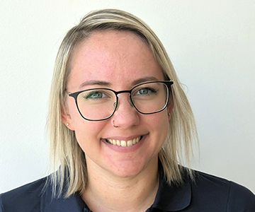 Portr&auml;t einer jungen Frau mit Brille und schulterlangem blondem Haar