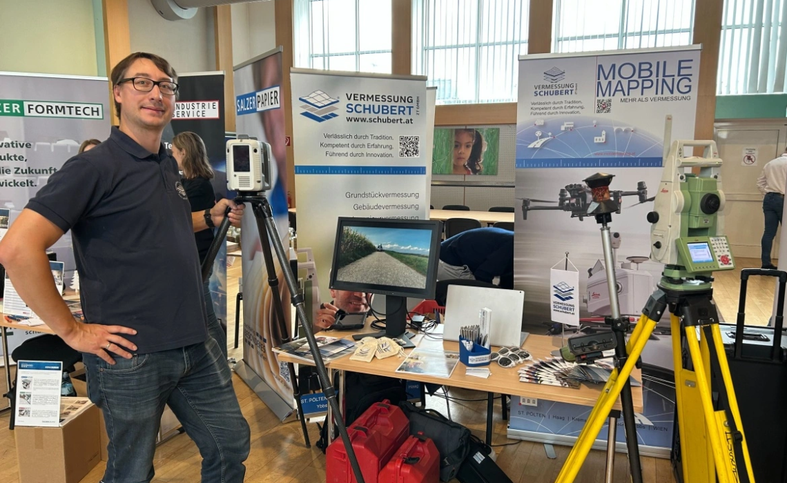 Mitarbeiter pr&auml;sentiert den Messestand von Vermessung Schubert zum Thema Vermessungstechnik