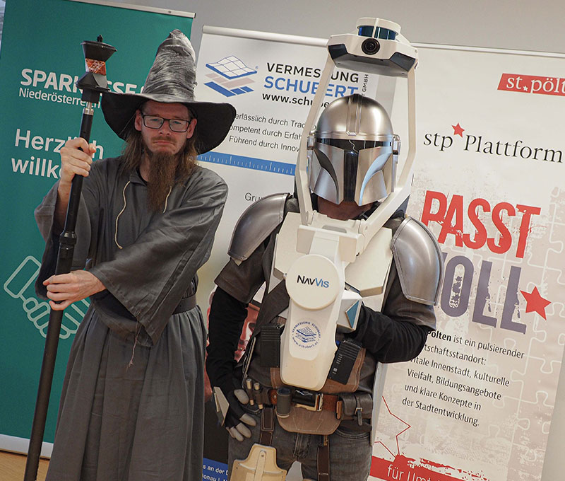 2 verkleidete Personen: 1 Magier mit Lotstab und 1 Science-Fiction Figur mit Hightech-Laserscanner