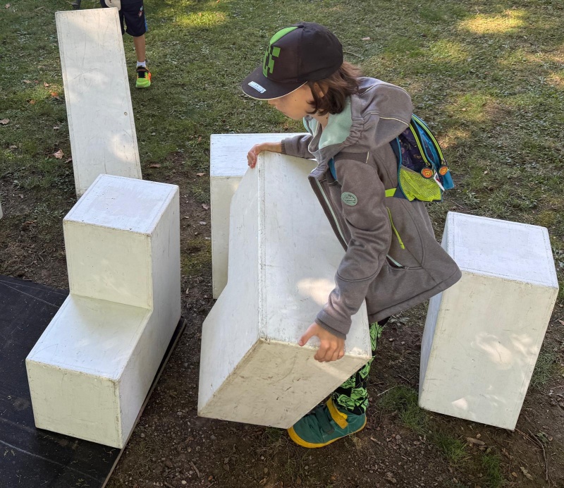 Ein Kind l&ouml;st stapelt gro&szlig;e 3D Puzzle Teile aufeinander