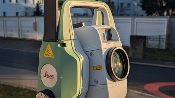 Nahaufnahme der Leica TS20 Robotic Total Station, Fokus auf die Frontlinse des Ger&auml;ts.