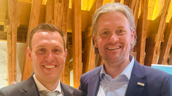 2 Herren unterschiedlichen Alters in Anz&uuml;gen