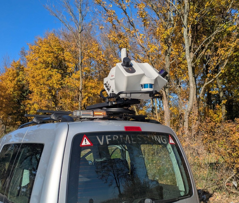 Ein auf einem Autodach installierter Laserscanner in futuristischem Design