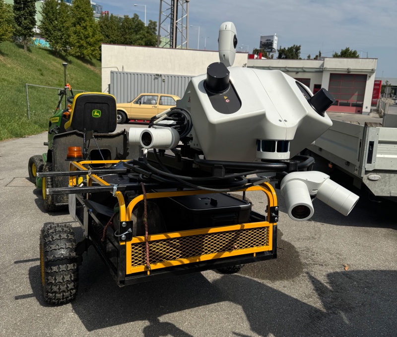 Mobiler Laserscanner Leica Pegasus montiert dem Anhänger eines Rasenmäher-Traktors
